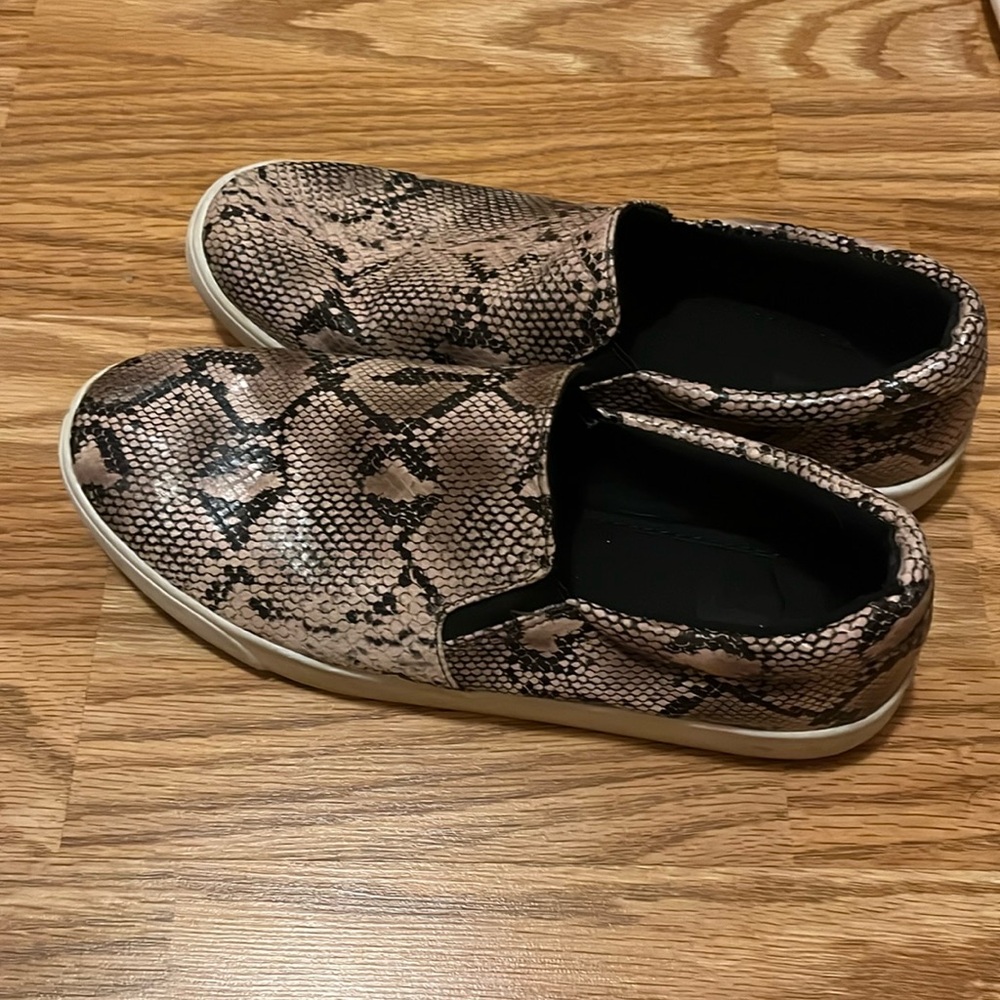 Snakeskin print shoe